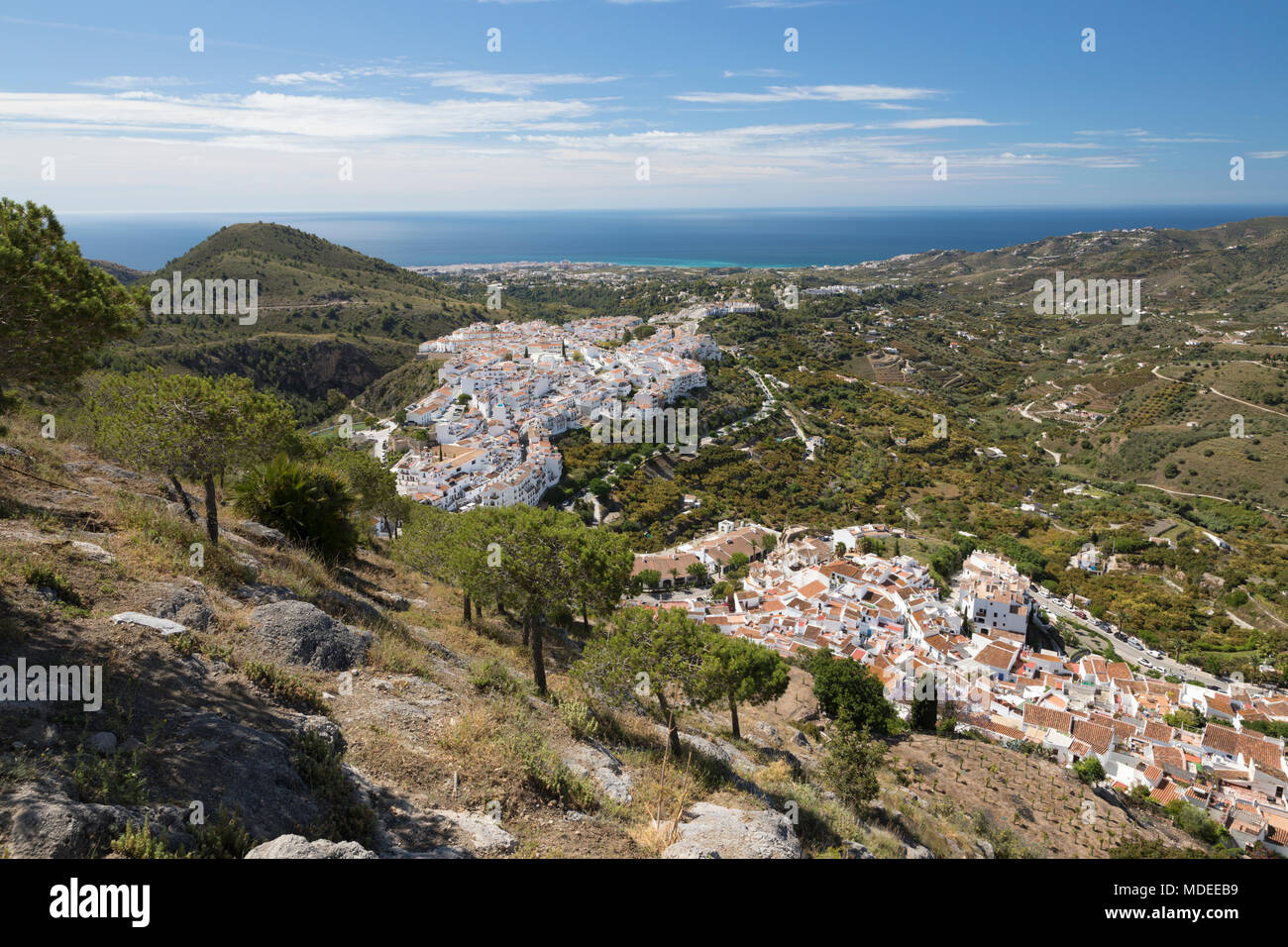 Blick auf weißen andalusischen Dorf mit Blick auf das Meer, Frigiliana, Provinz Malaga, Costa del Sol, Andalusien, Spanien, Europa Stockfoto