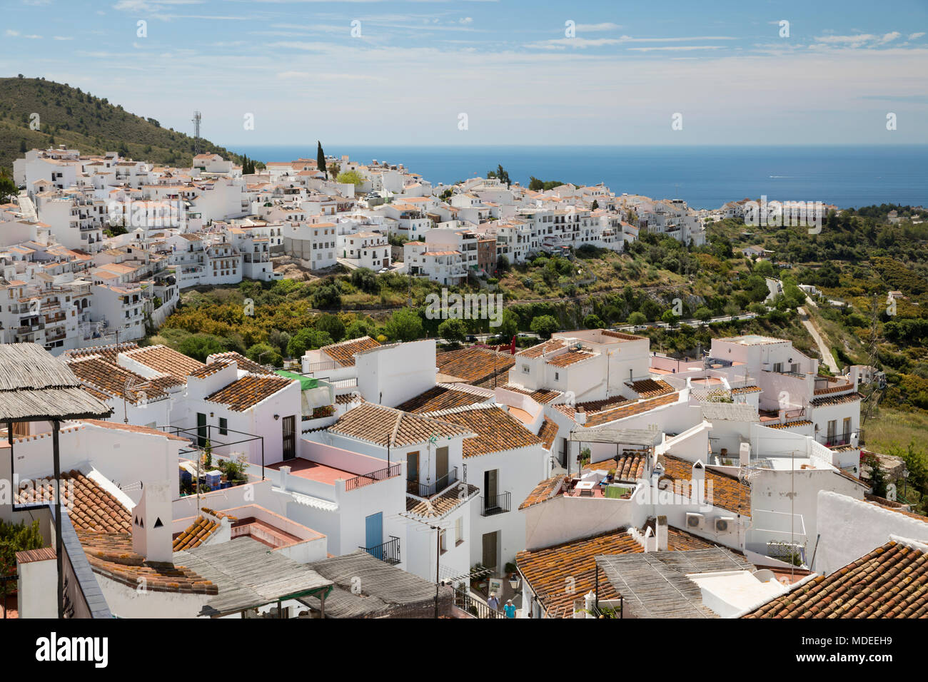 Blick auf weißen andalusischen Dorf mit Blick auf das Meer, Frigiliana, Provinz Malaga, Costa del Sol, Andalusien, Spanien, Europa Stockfoto