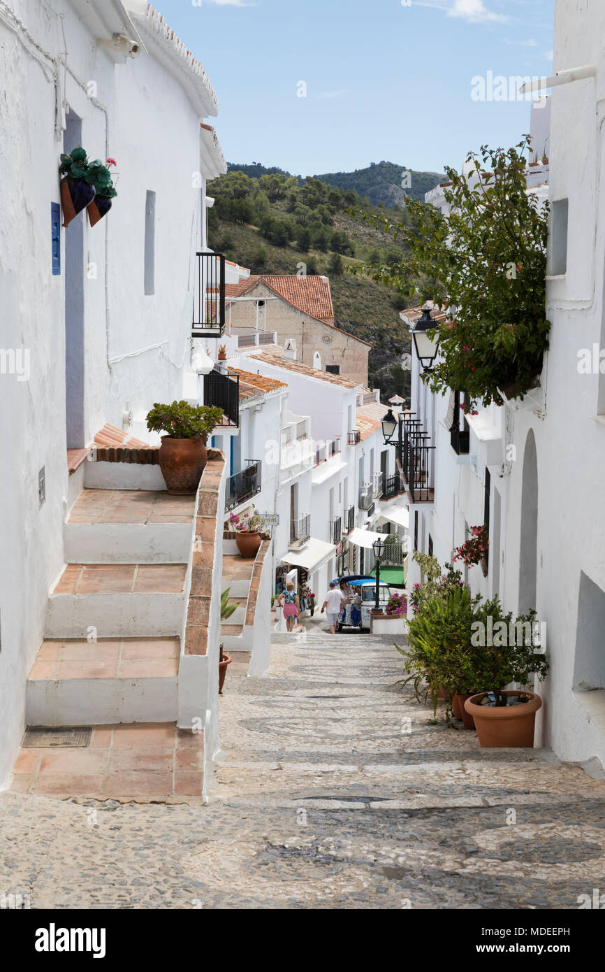 Schmale Gassen mit weiß getünchten andalusischen Häuser in Bergdorf, Frigiliana, Provinz Malaga, Costa del Sol, Andalusien, Spanien, Europa Stockfoto