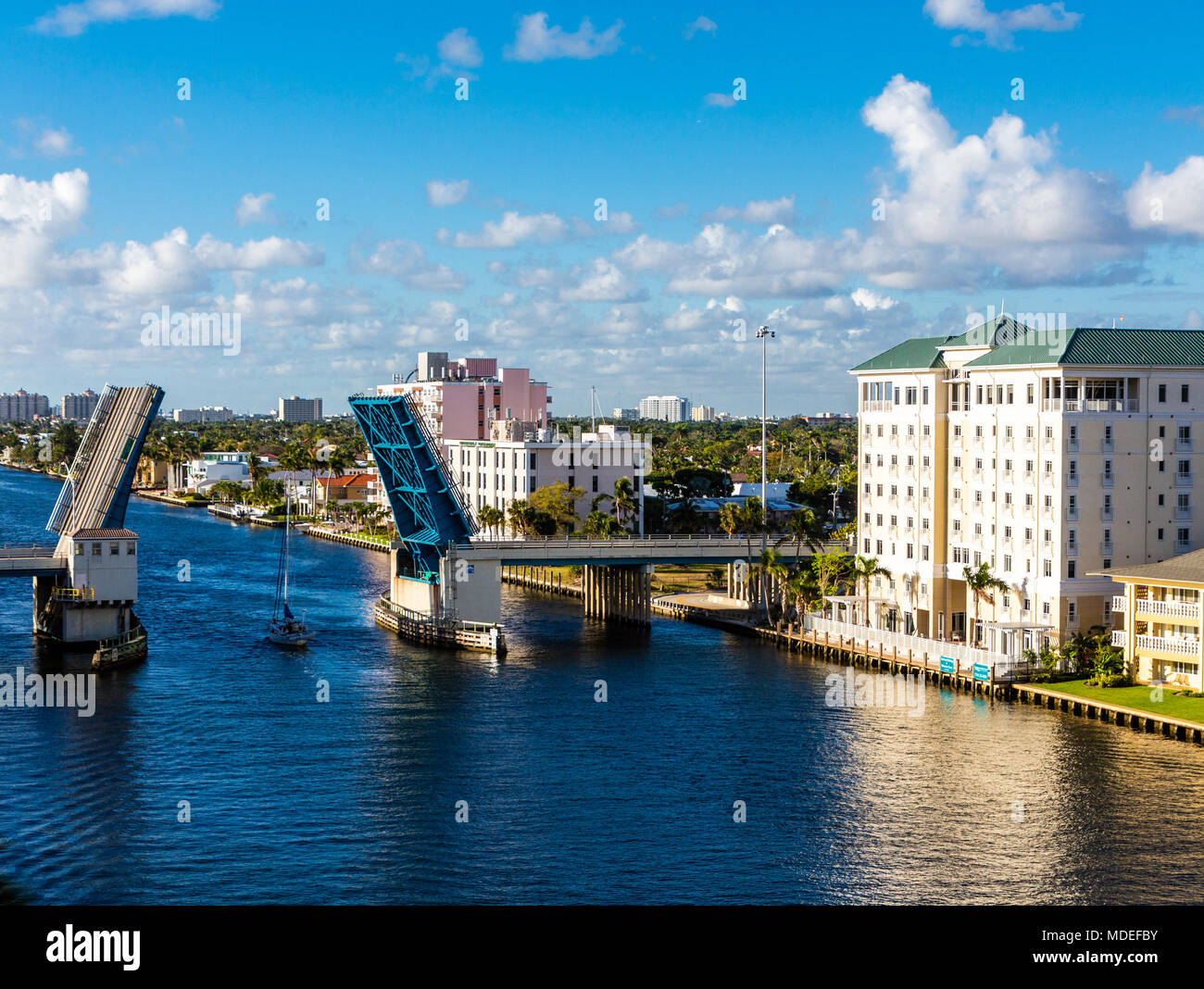 Ein Segelboot Fahren durch einen geöffneten Zugbrücke in Fort Lauderdale Stockfoto