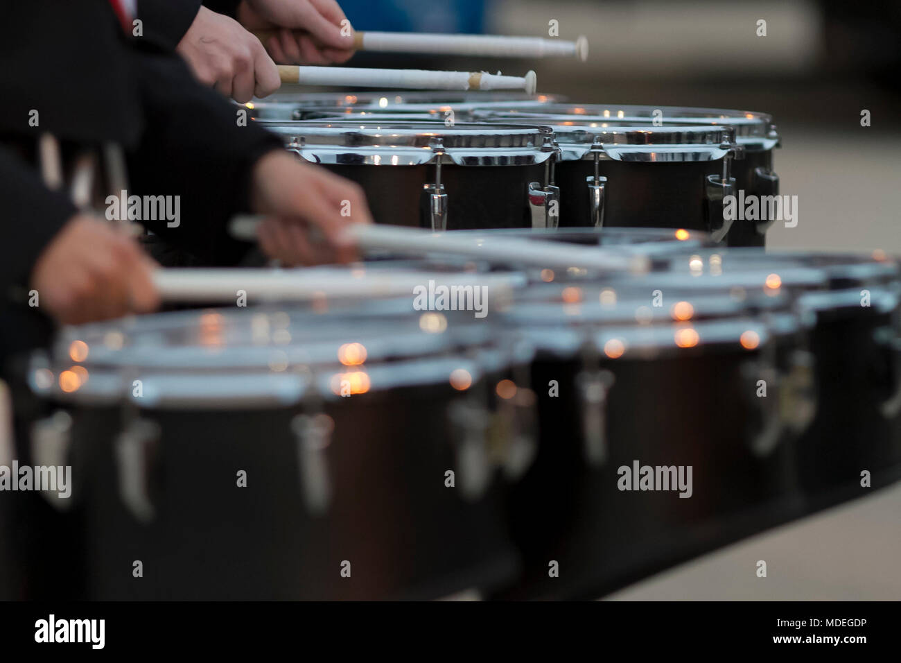 Zwei snare Drummer Aufwärmen vor den bands Leistung an einem Fußballspiel Stockfoto