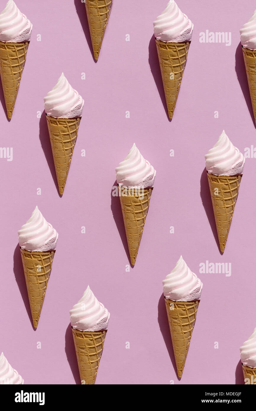 Bunte Layout der Waffeln mit Eis in nahtlosen Hintergrund auf Rosa. Stockfoto