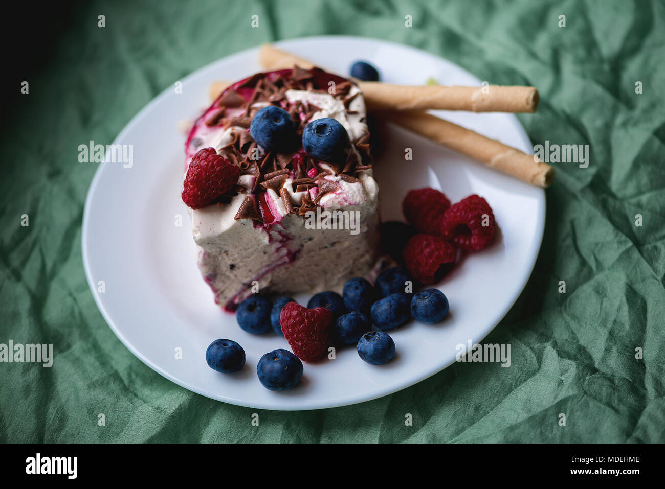 Woman's Hände, die schmelzenden Eis Waffel Kegel in die Hände auf Sommer licht Natur Hintergrund Stockfoto
