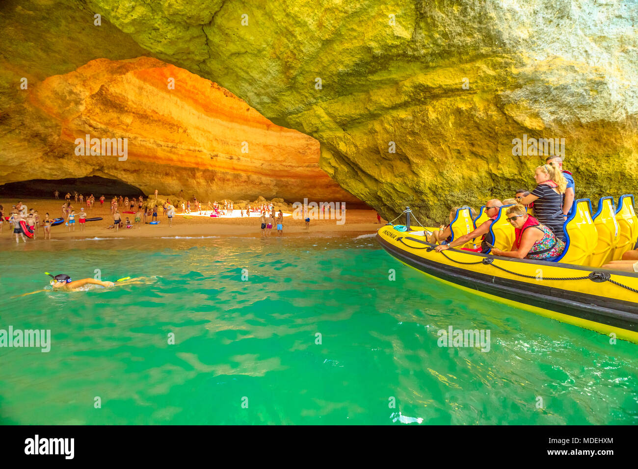 Benagil, Portugal - 23 August 2017: Benagil Höhle Bootsfahrt in Algar De Benagil, Höhle, die Top 10 der weltweit besten Höhlen aufgeführt. Algarve Küste in der Nähe von Lagoa, Portugal. Touristen besuchen eine beliebte Sehenswürdigkeit Stockfoto