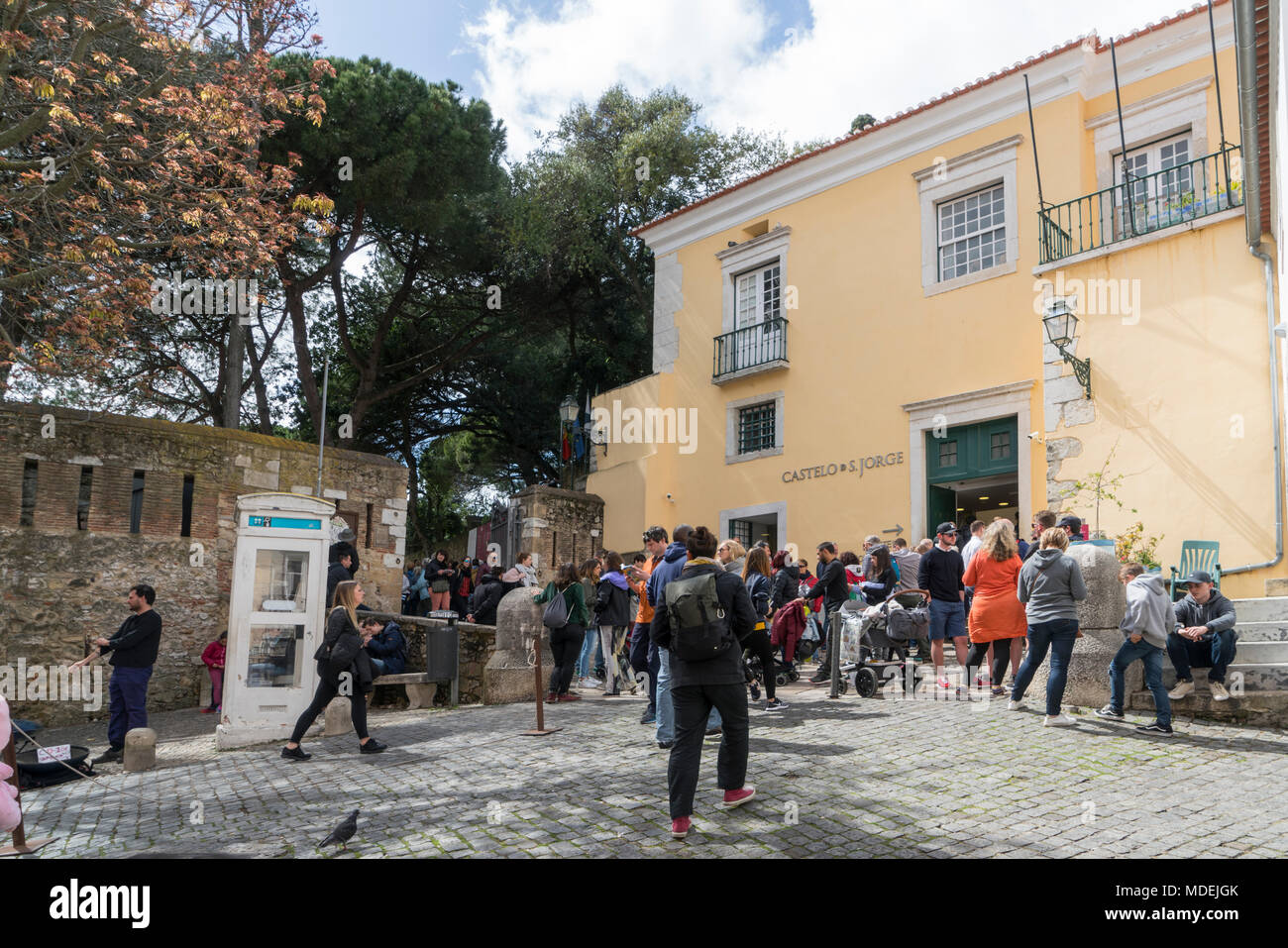 Touristen am Eingang von Sao Jorge in Lissabon, Portugal Stockfoto