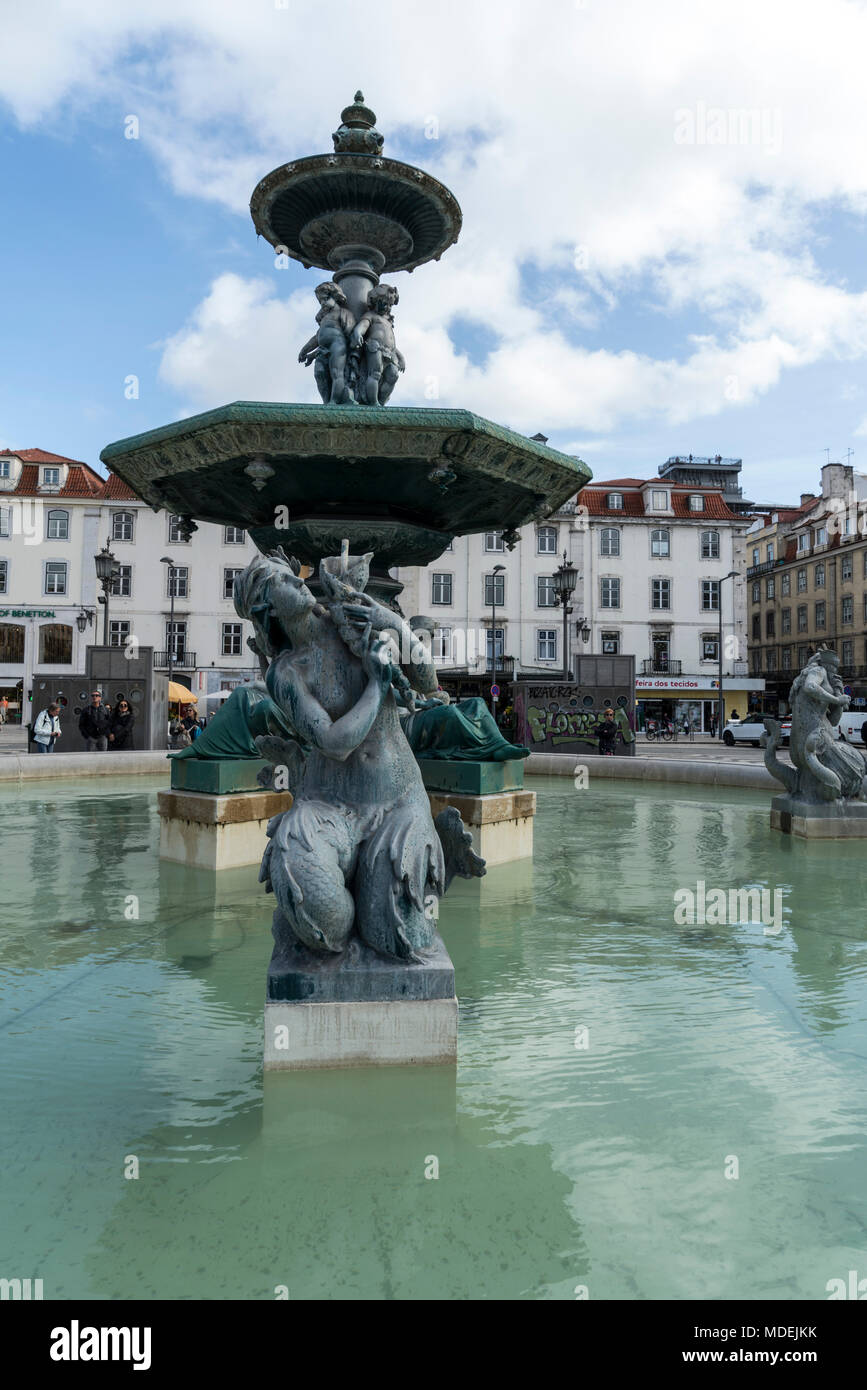 Der Brunnen in der Mitte des Dom Pedro IV, auch Rossio in Lissabon, Portugal, genannt Stockfoto