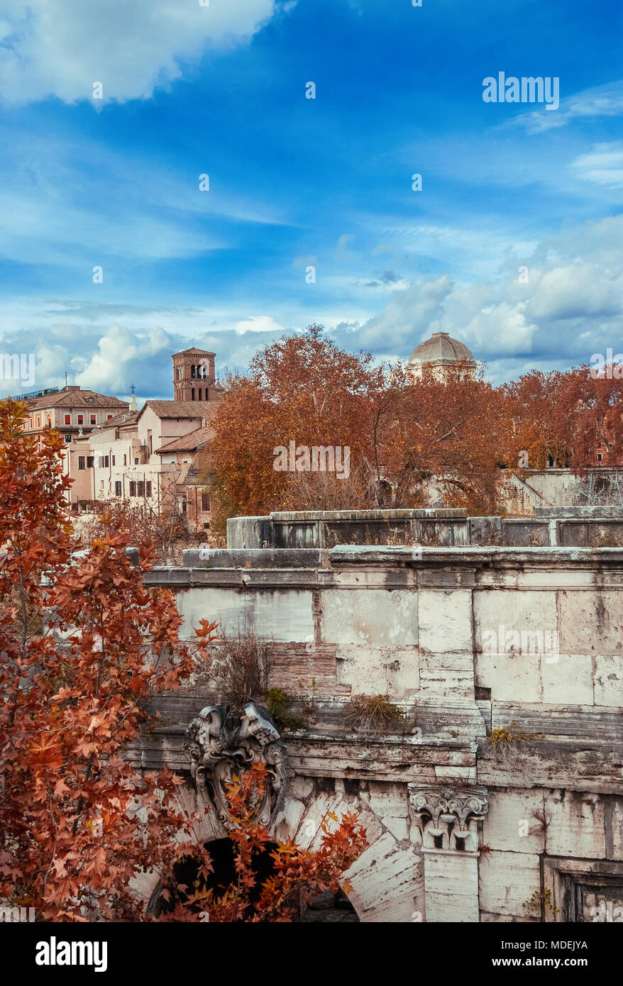 Herbst auf der Tiberinsel antike Monumente mit Wolken im historischen Zentrum von Rom Stockfoto