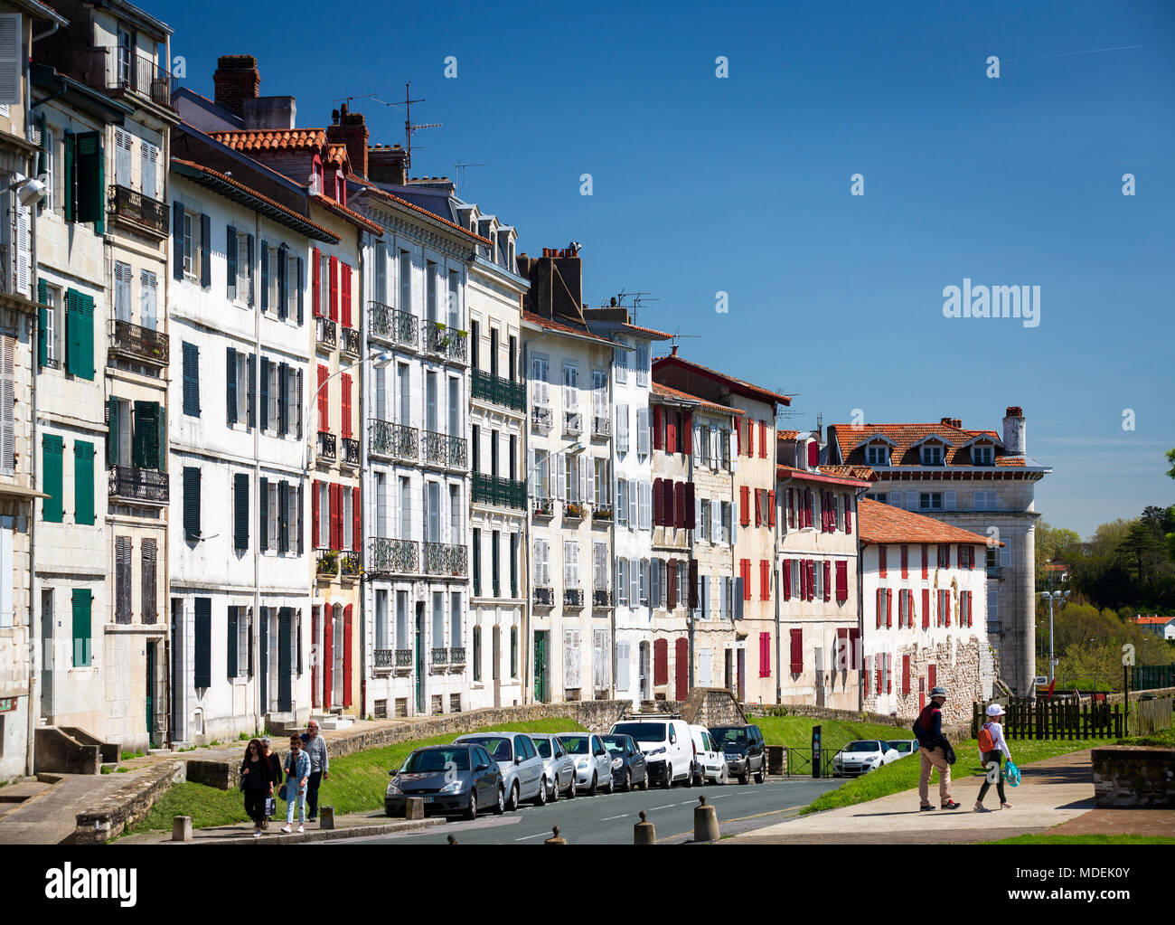 Typische mehrstöckigen Häuser der großen Bayonne Bezirk Straße (Bayonne Atlantischen Pyrenäen Aquitaine Frankreich). Maisons à étages typiques du Grand Bayonne. Stockfoto