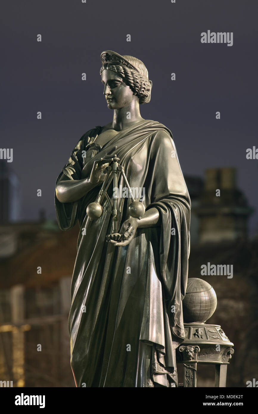 Statue von Wissenschaft auf Viadukt Holborn, London. Bronzestatue eines weiblichen allegorische Figur hält ein fliehkraftregler. Stockfoto