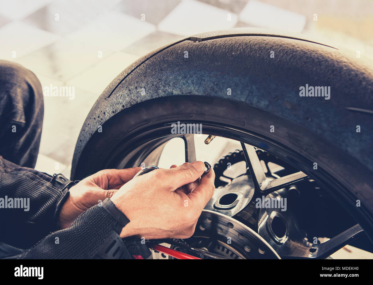 Mann Luftdruck prüfen von Motorrad Rad vor der Reise Stockfotografie - Alamy