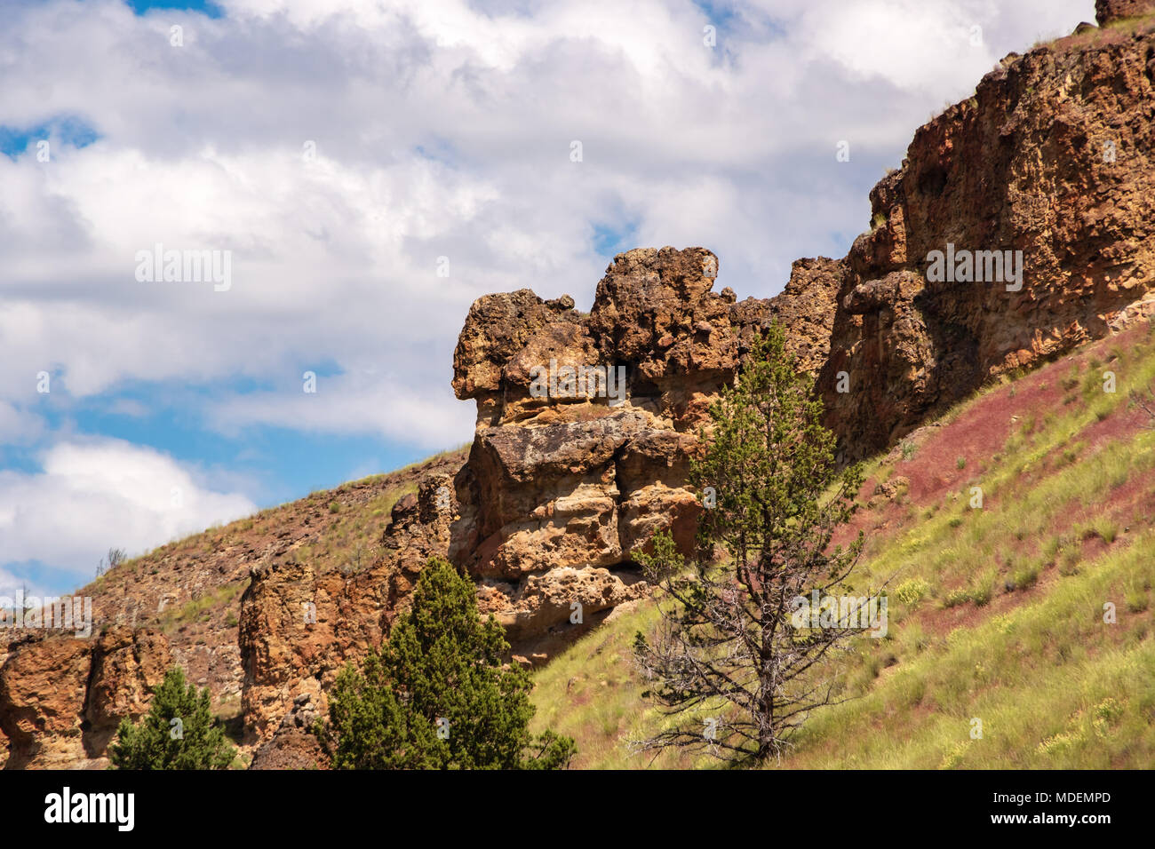 Majestätischen Felsformationen Schub aus dem Boden mit der John Tag National Monument Clarno Maßeinheit. 18 Meilen westlich von fossilen Oregon. Volconic Lahare gebildet Stockfoto