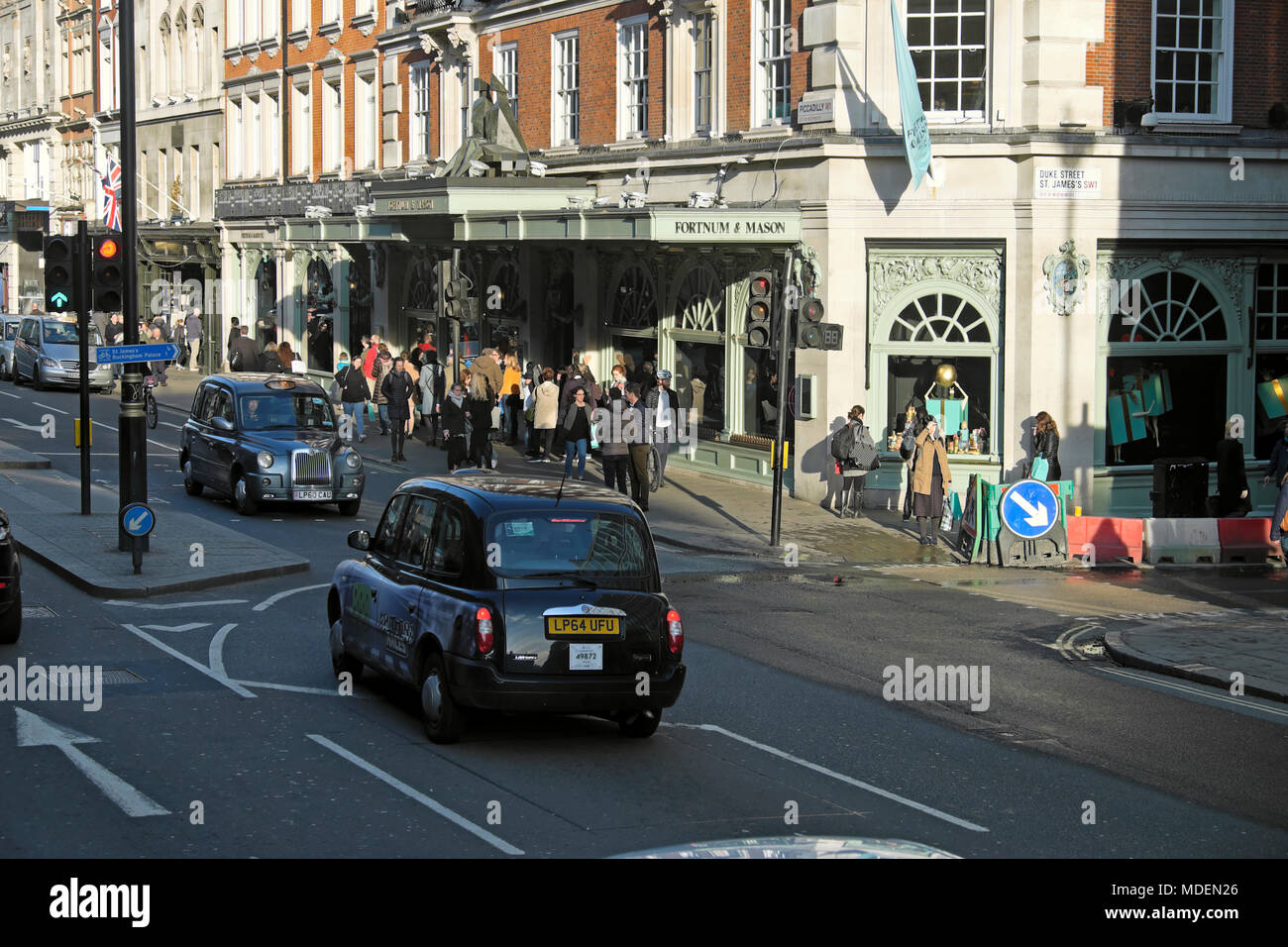 London Taxis Fortnum & Mason's Store in Piccadilly, London UK KATHY DEWITT Stockfoto London Taxis Fortnum & Mason's Store in Piccadilly, London UK KATHY DEWITT Stockfoto