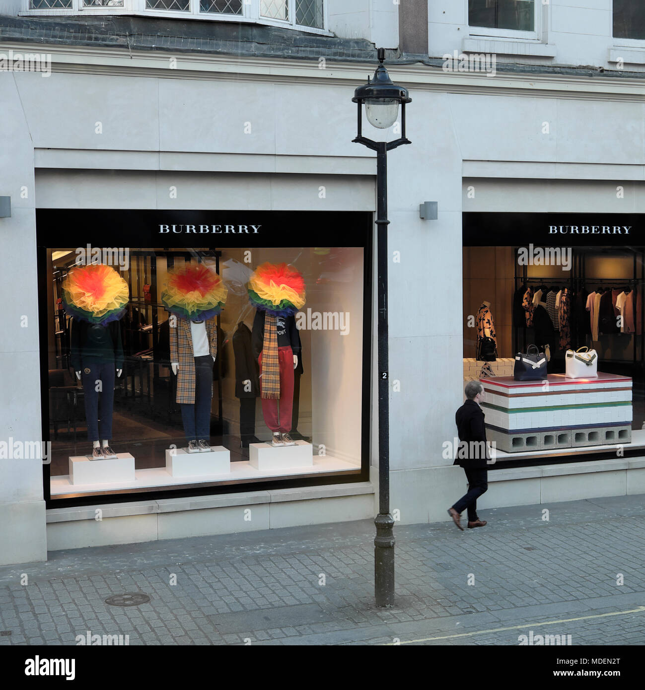 Außenansicht von Burberry Schaufenster in Kinightsbridge, London UK KATHY DEWITT Stockfoto