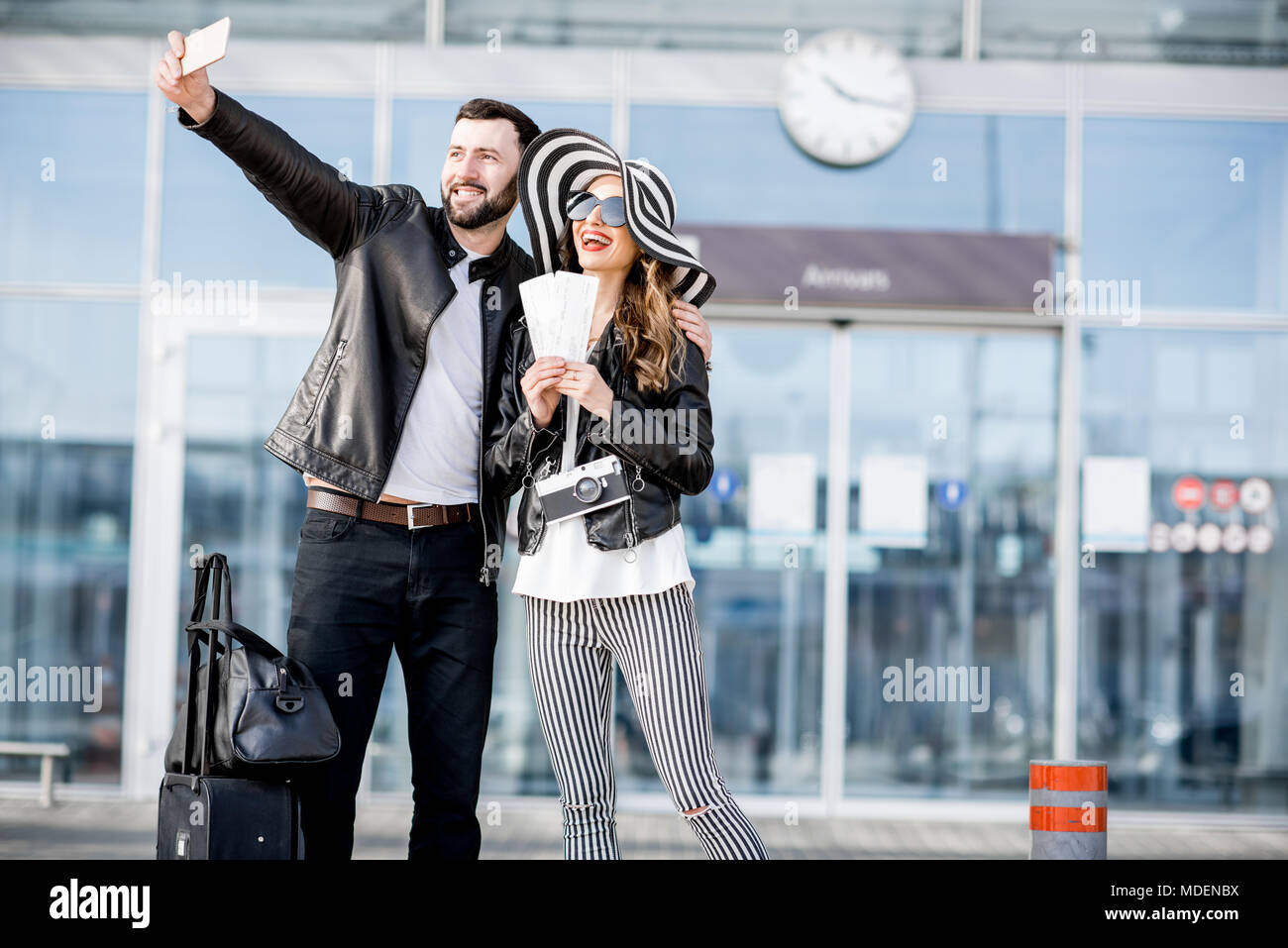 Junges Paar von Reisenden in Lederjacken, selfie Foto stehen vor der Ankunftshalle des Flughafens. Stockfoto