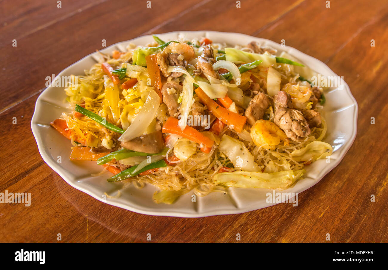 Gebratener Reis Nudeln mit Shrimps, Hähnchen und Gemüse Stockfoto