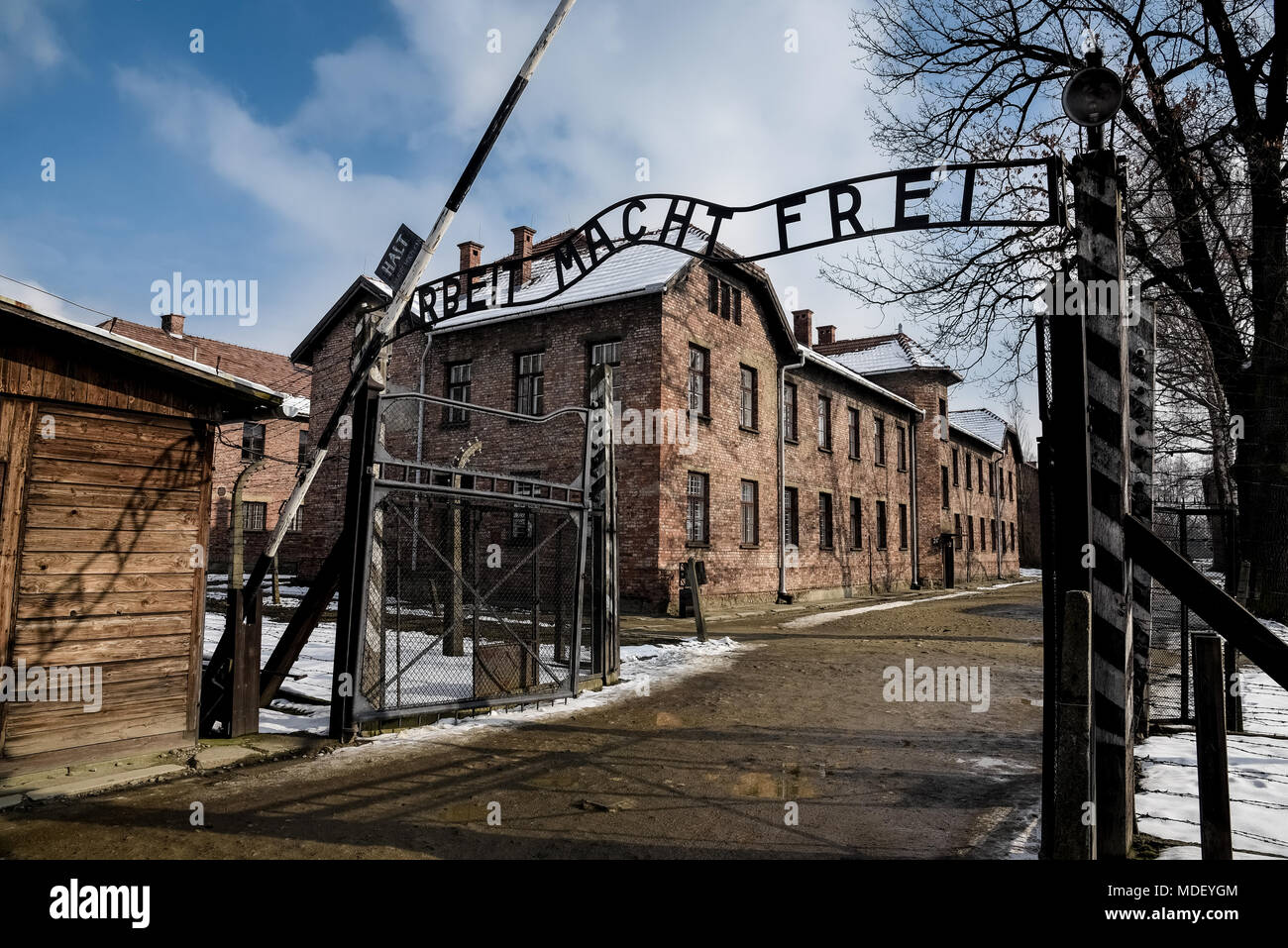 Auschwitz/Oswiecim/Polen - 02.15.2018: gate Eintritt in das Museum Auschwitz Konzentrationslager. Horizontale Ansicht. Stockfoto