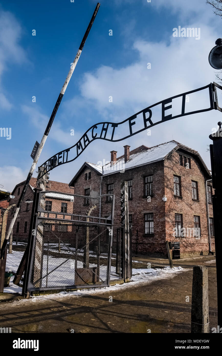 Auschwitz/Oswiecim/Polen - 02.15.2018: gate Eintritt in das Museum Auschwitz Konzentrationslager. Horizontale Ansicht. Stockfoto