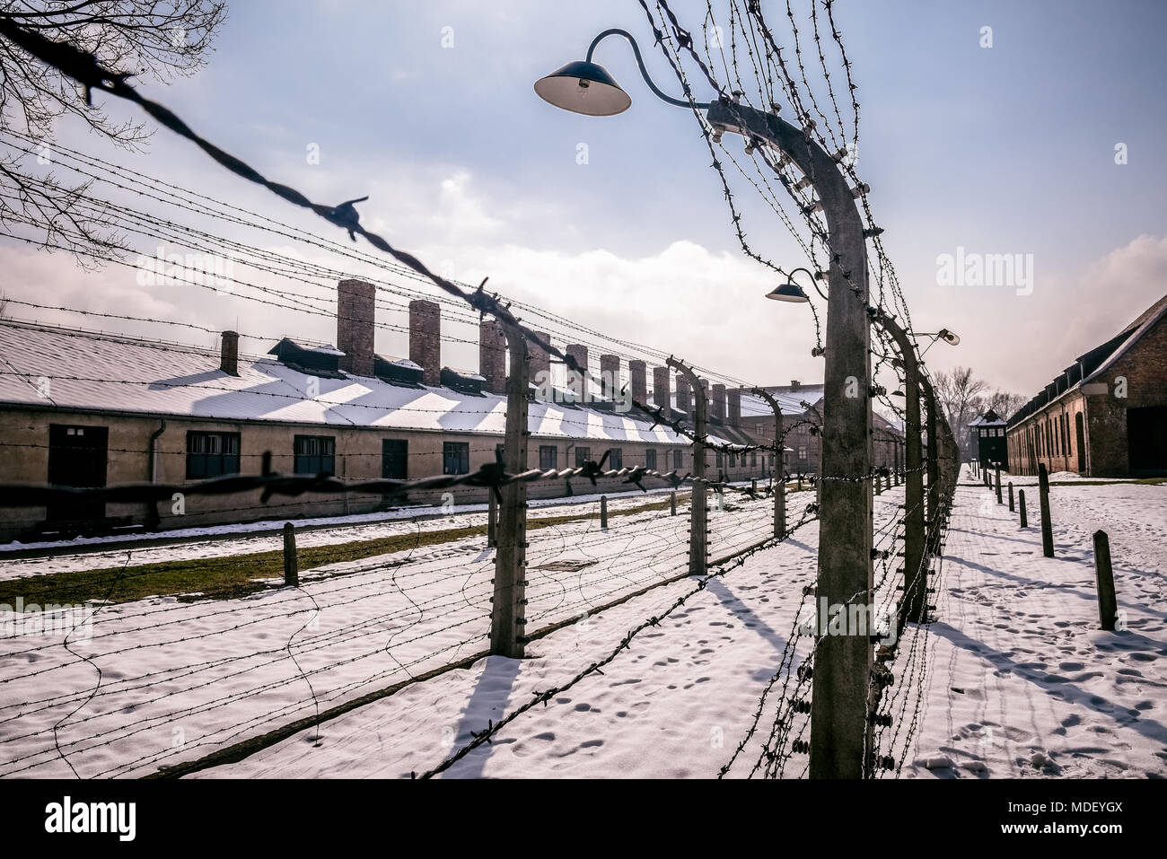 Auschwitz/Oswiecim/Polen - 02.15.2018: Stacheldraht zaun um ein Konzentrationslager. Stockfoto