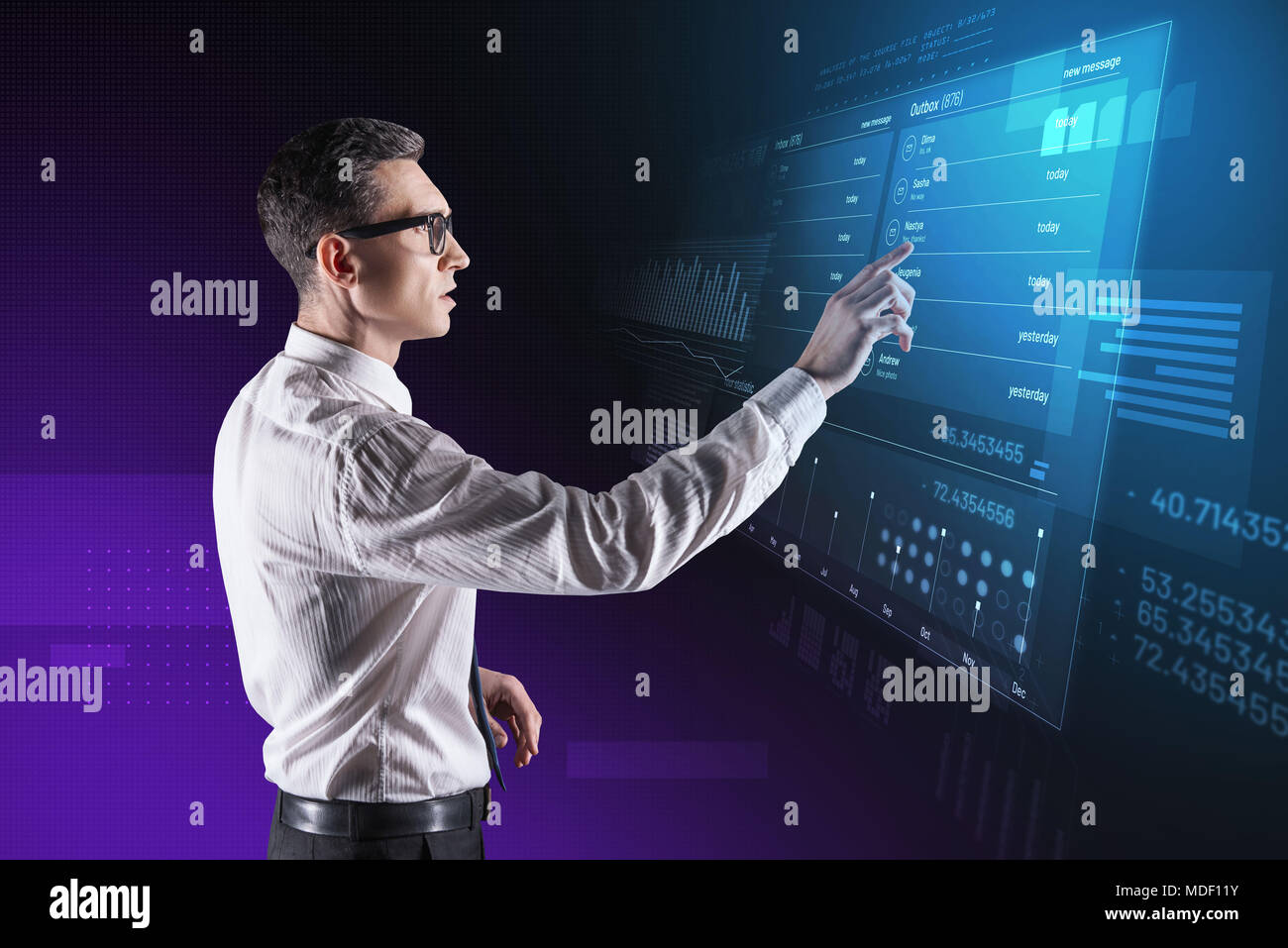 Ruhe Daten Wissenschaftler, der auf einem transparenten Bildschirm während der Arbeit Stockfoto