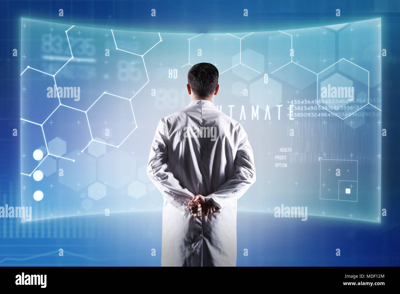 Schwere Arzt vor einem transparenten Bildschirm und Denken Stockfoto
