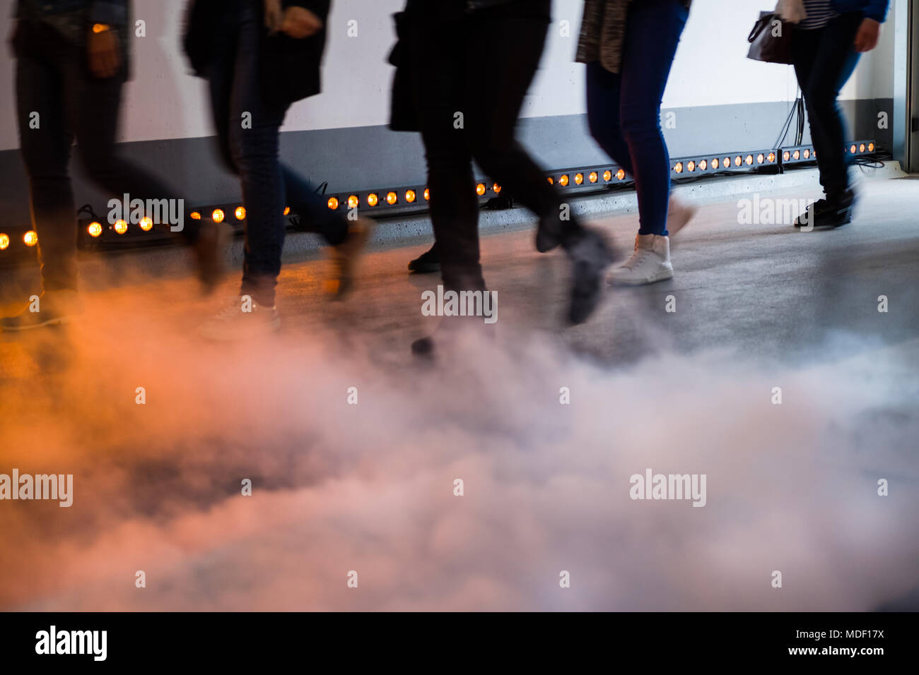 Fashion Show, Catwalk Runway Show Event - Leute, die Leuchten mit Rauch in den Vordergrund Stockfoto