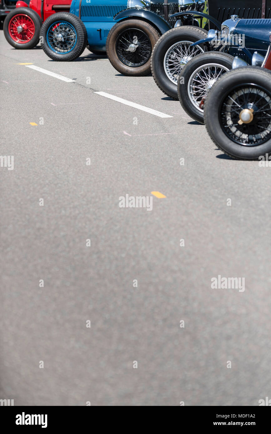 Klassische Autos an der Grube warten auf Ihre große Rennen mit Platz für Ihren Text Stockfoto