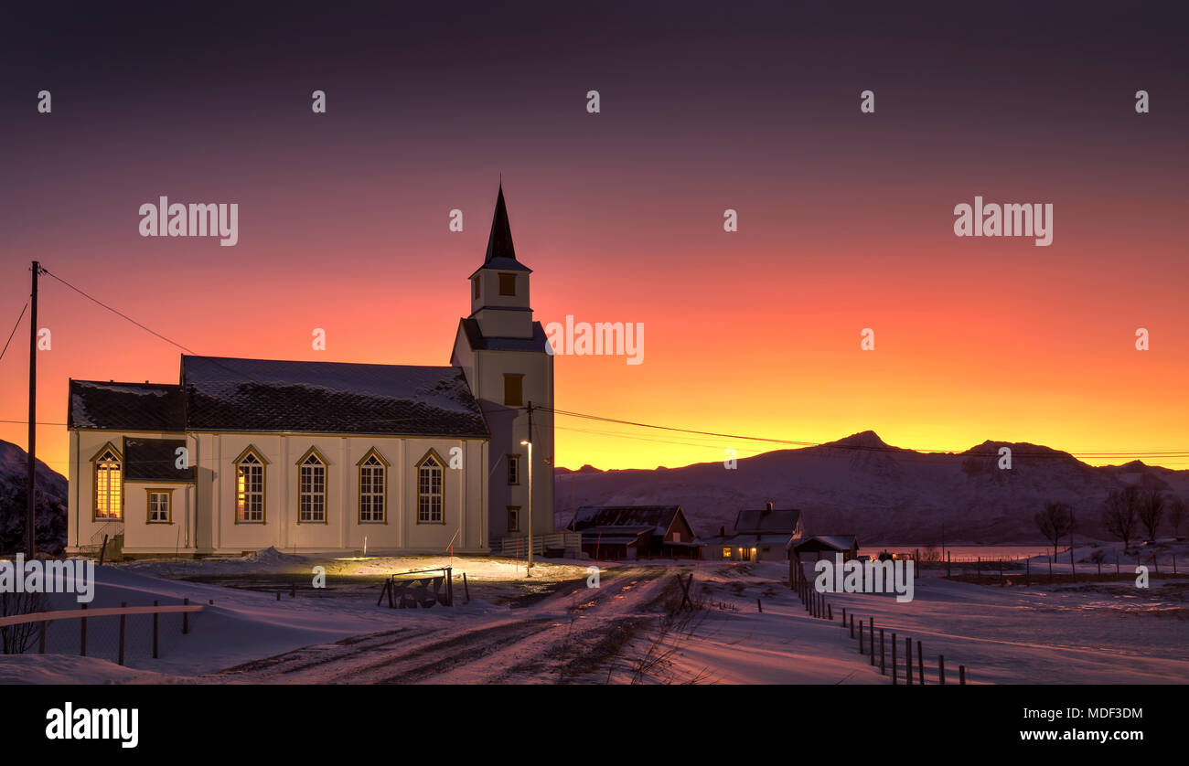 Brensholmen Kirche in Troms, Nordnorwegen im Winter bei Sonnenuntergang. Stockfoto