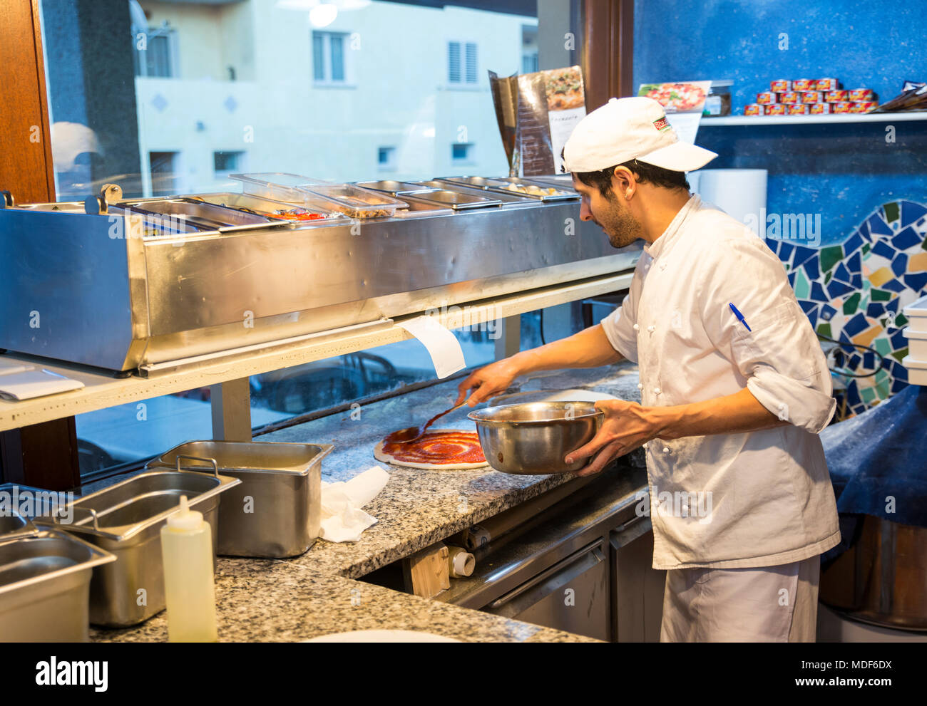 Pizza backen im Ofen Stockfoto