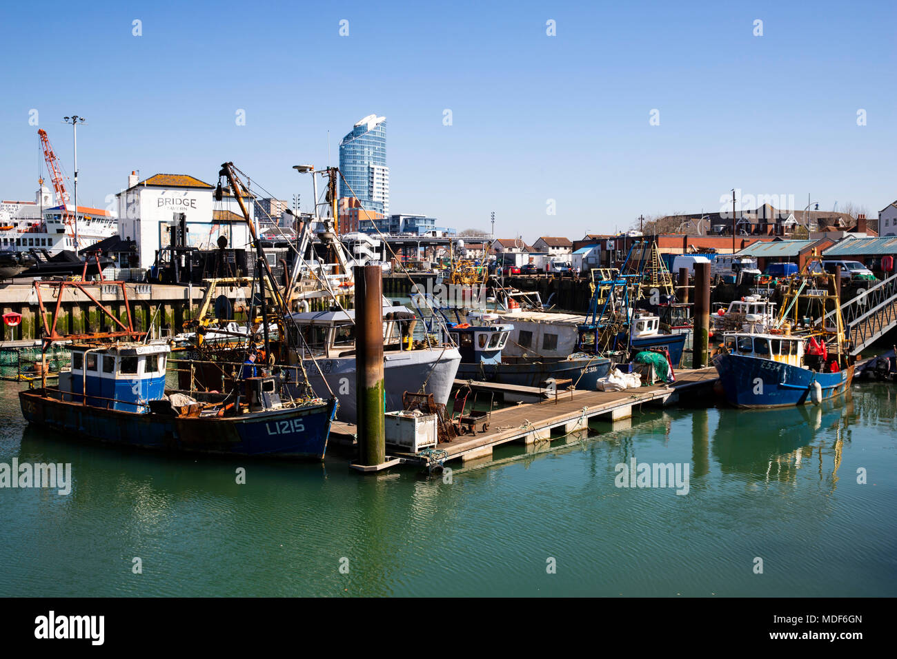 Sturz Dock, Portsmouth Hafen der Stadt. Zeigt auf der Rückseite die "Lipstick" und rechts die Brücke Taverne Stockfoto