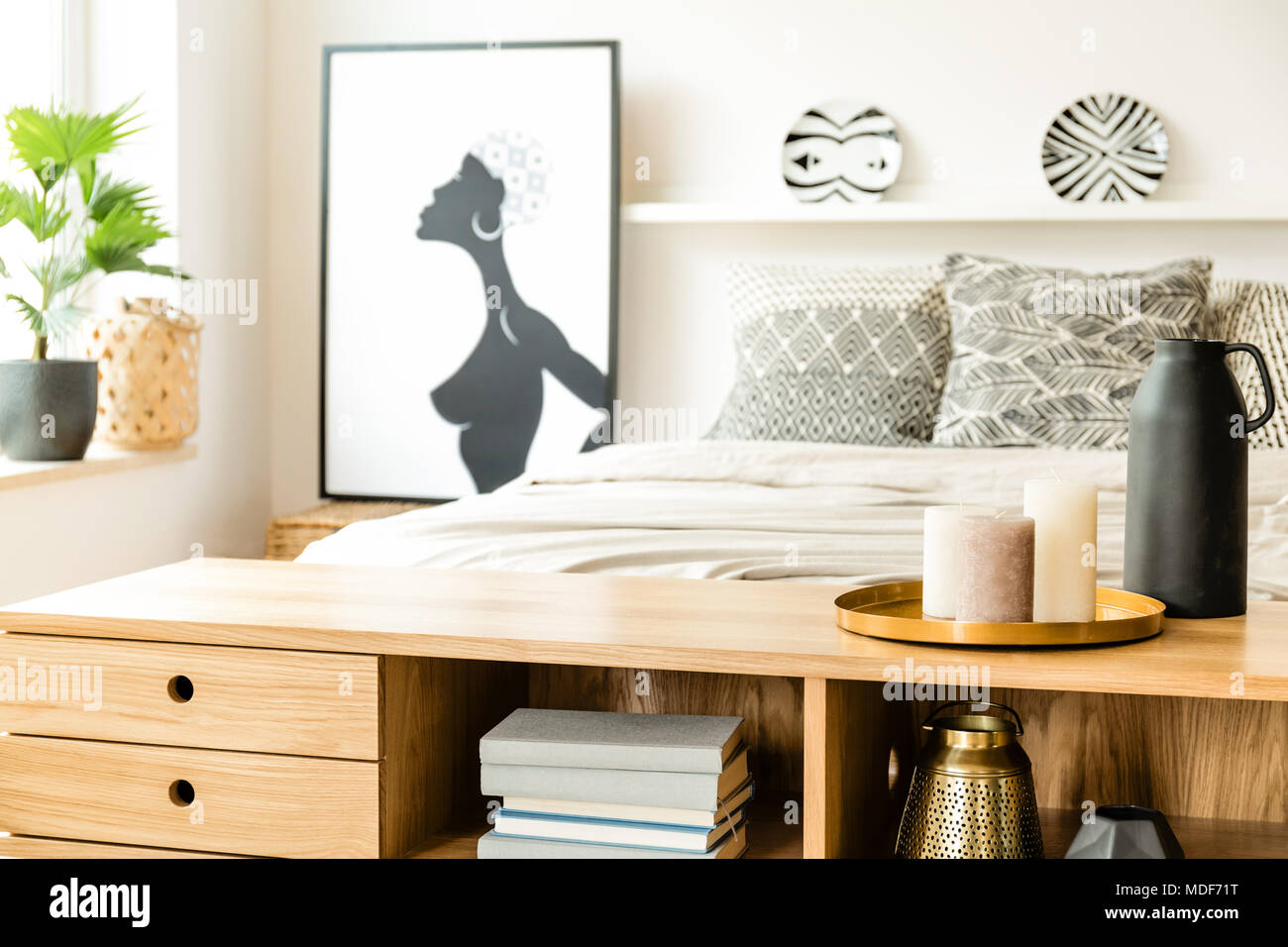 schlafzimmer kerzen, nahaufnahme einer holzgehäuse mit kerzen in einem schlafzimmer, Design ideen