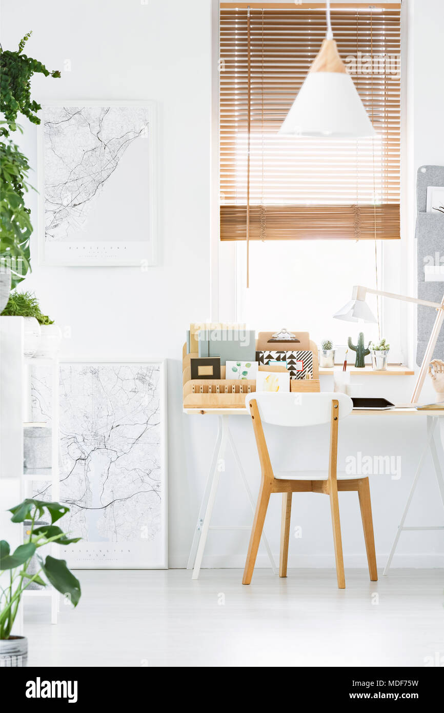 Holz- Schreibtisch Organizer, Jalousien, weiße Wand und Stuhl in der  modernen Home Office Interior Stockfotografie - Alamy
