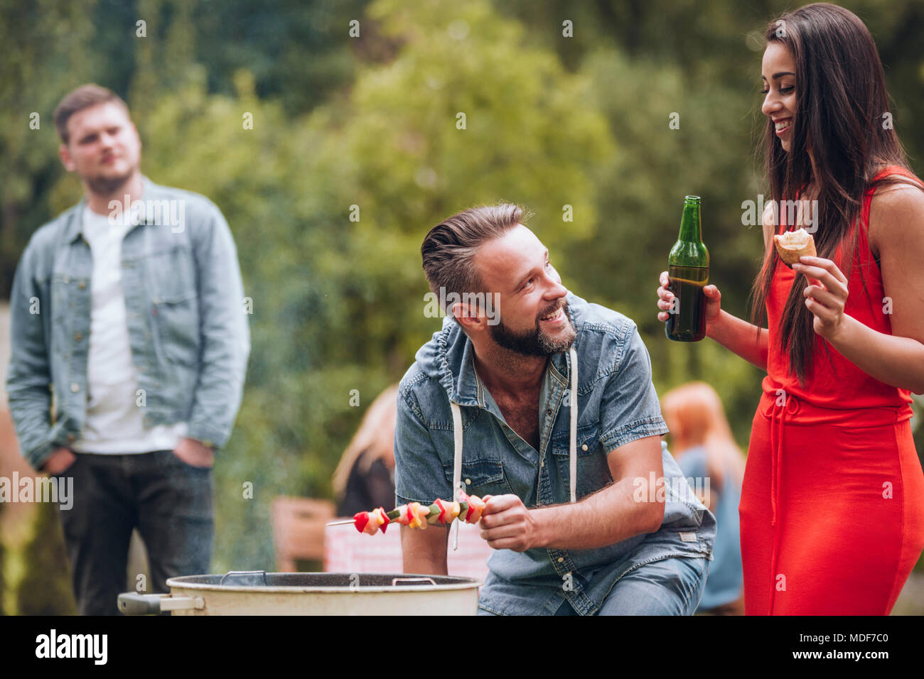 Paar beim grillen -Fotos und -Bildmaterial in hoher Auflösung – Alamy