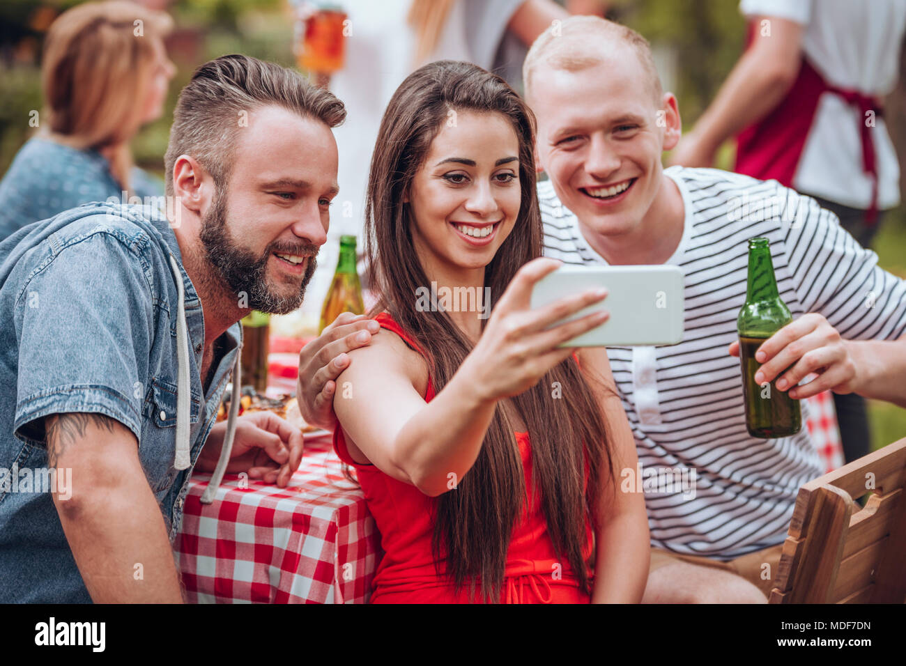 Gerne Freunde ein selfie bei einer Gartenparty Stockfoto