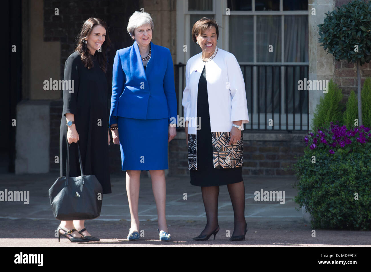 Premierminister Theresa May und Commonwealth Generalsekretär Patricia Schottland grüßt Neuseeland Premierminister Jacinda Ardern bei der offiziellen Eröffnungsfeier für den Commonwealth Tagung der Regierungschefs an Friary Court in St. James's Palace, London. Stockfoto