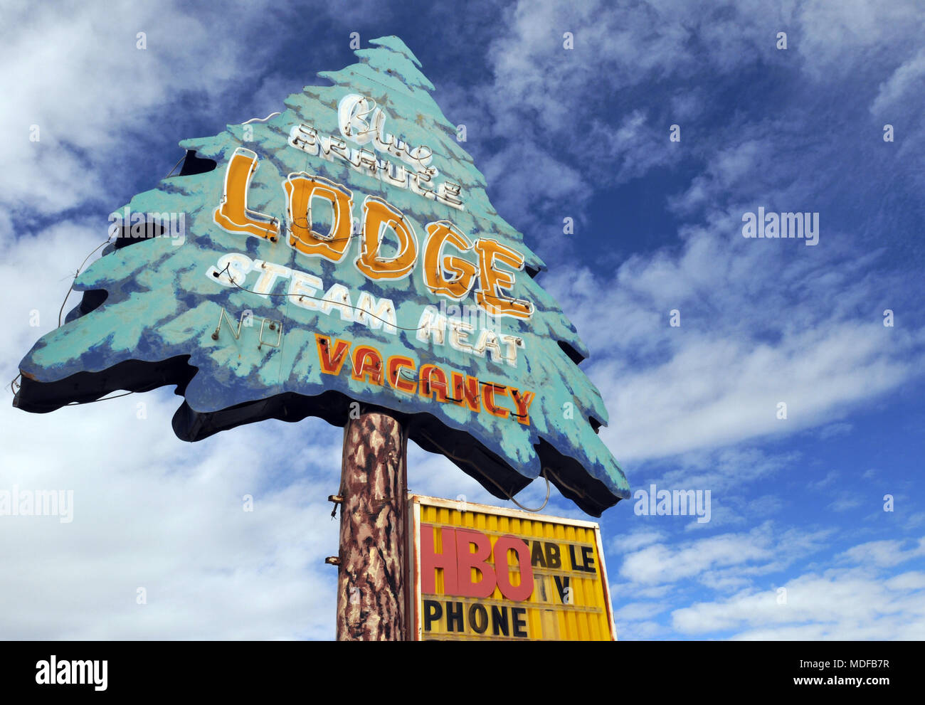 Bunte neon Motel Zeichen für die Blue Spruce Lodge auf der Route 66 in Gallup, New Mexico. Stockfoto