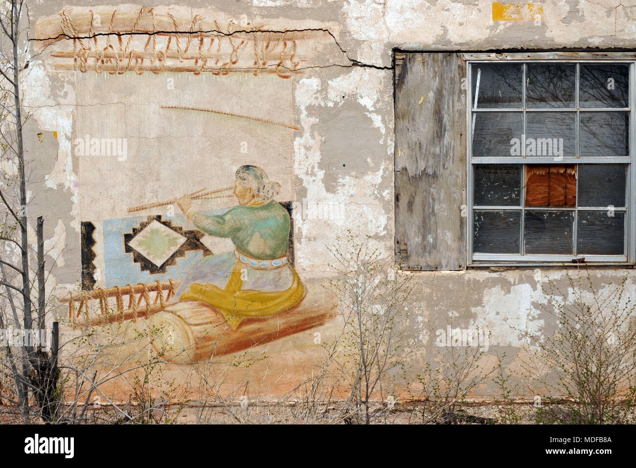 Ein farbenfrohes Wandgemälde schmückt die Wand des verlassenen's Bowlin alten Kraters Trading Post auf der Route 66 in der Nähe von Bluewater, New Mexico. Der Store geschlossen im Jahr 1973. Stockfoto