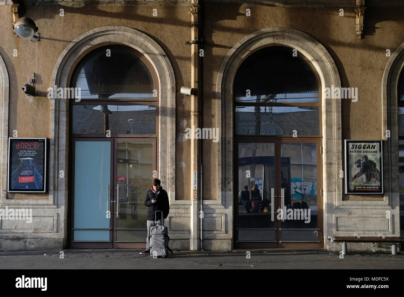 Passagiere warten in Beziers Bahnhof in Frankreich Stockfoto