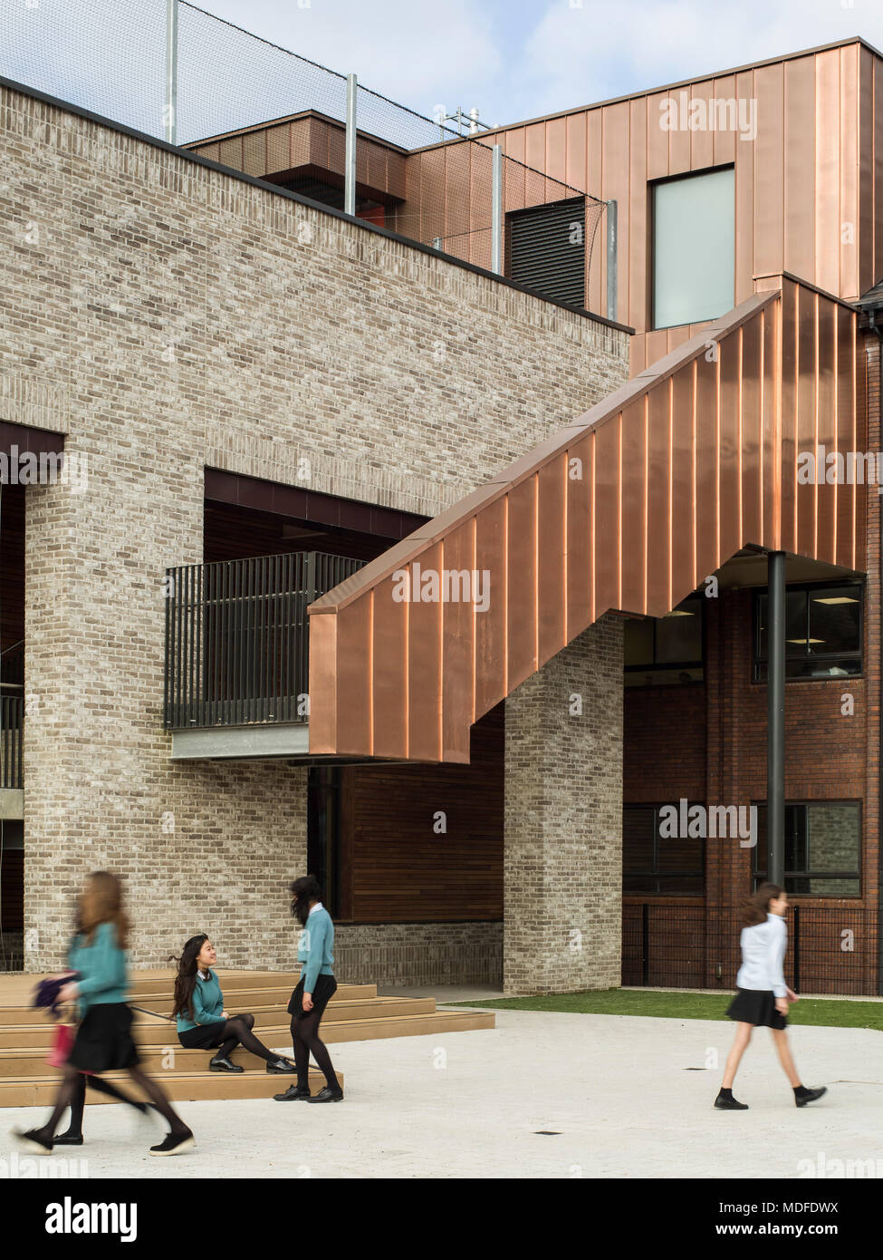 Detail ansicht Bronze verkleidete Treppen zu den MUGA. Stephen Perse Stiftung Lernen und Sport Gebäude, Cambridge, Vereinigtes Königreich. Architekt: Chadwick D Stockfoto