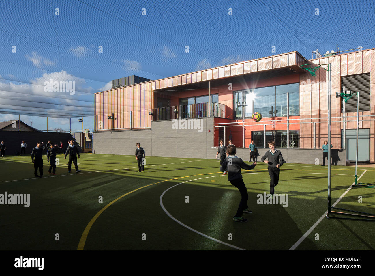 Blick auf Multi-use-Spiele - Bereich. Stephen Perse Stiftung Lernen und Sport Gebäude, Cambridge, Vereinigtes Königreich. Architekt: Chadwick Trockner Clarke Archi Stockfoto