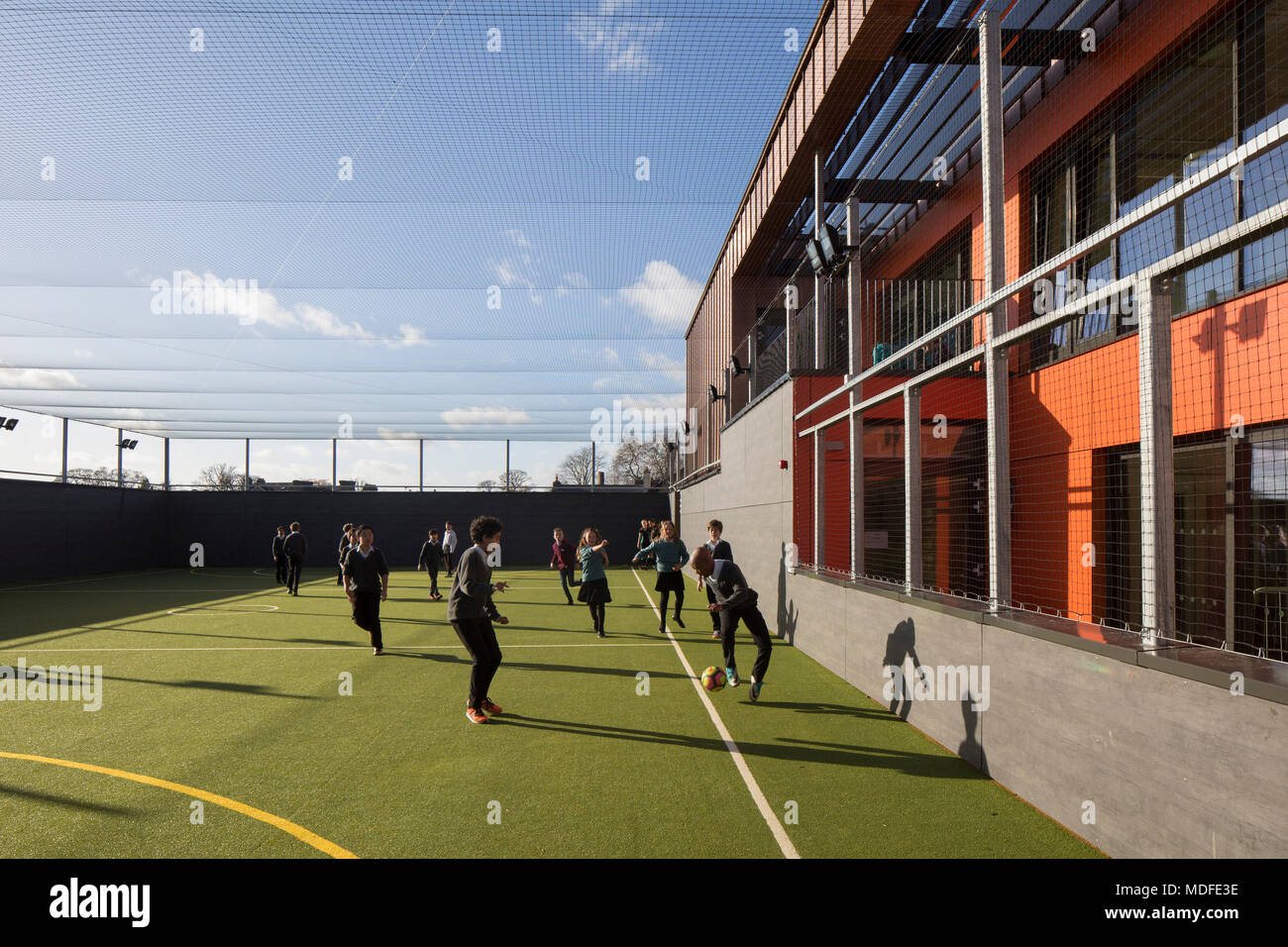 Blick auf Multi-Use-Games-Area. Stephen Perse Stiftung Lernen und Sport Gebäude, Cambridge, Vereinigtes Königreich. Architekt: Chadwick Trockner Clarke Archi Stockfoto