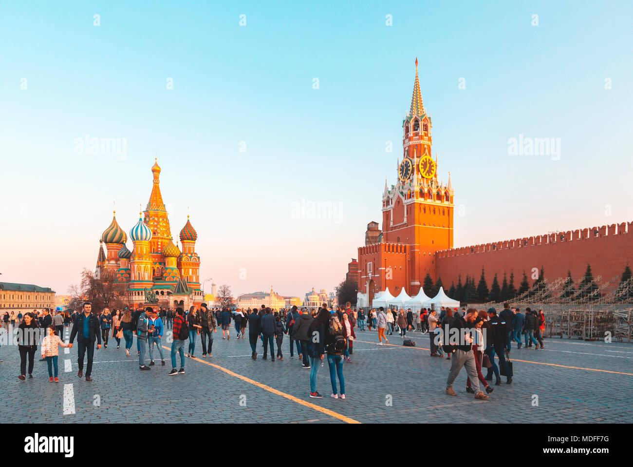 Moskau, Russland - 15 April, 2018. Dutzende von Reisenden, Spaziergang über den Roten Platz in Moskau und eine Chance zu besuchen und Fotografieren der Kathedrale St. Basil oder selfie am 15. April, 2018 in Moskau, Russland Stockfoto