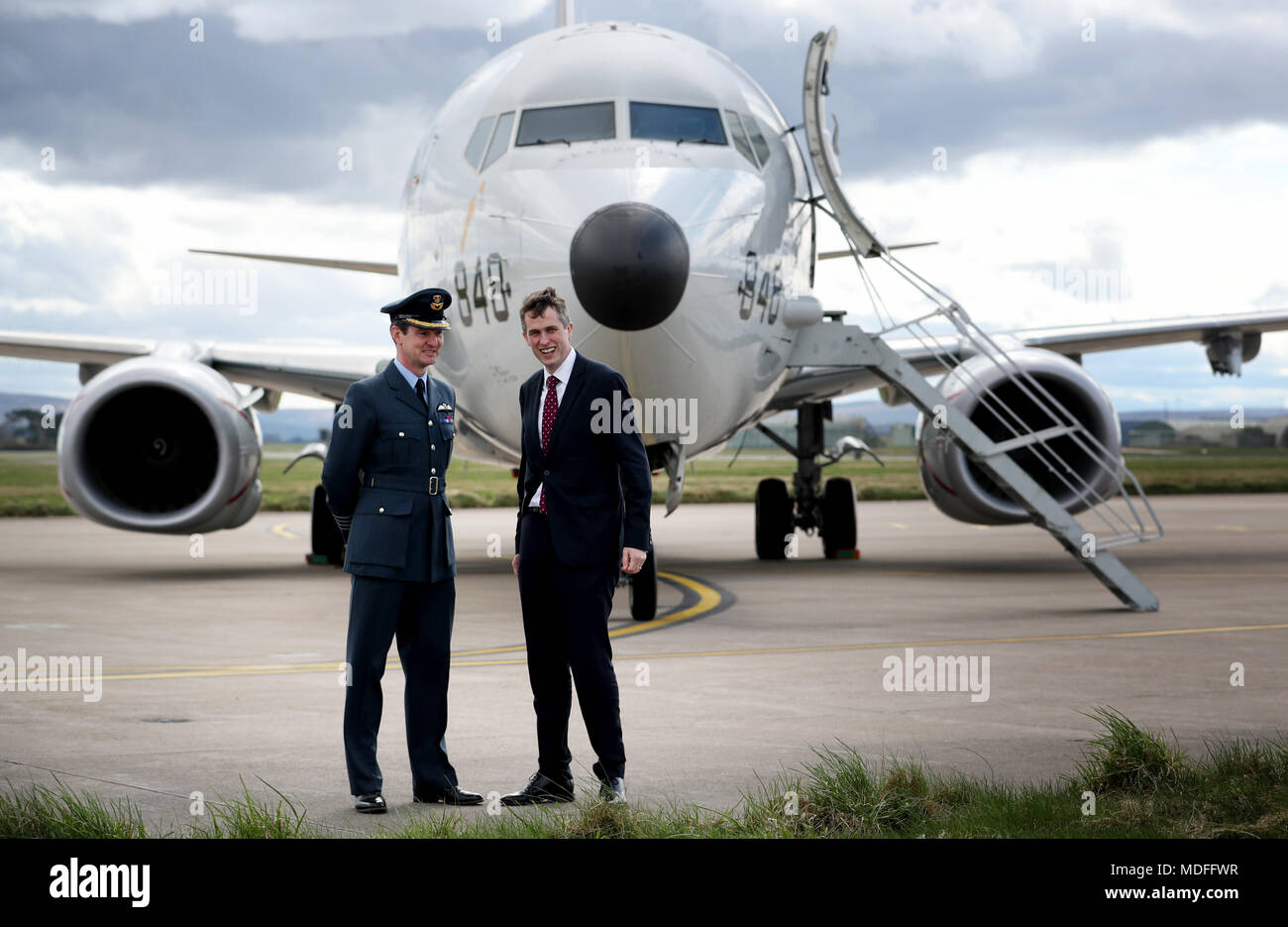 Verteidigungsminister Gavin Williamson mit Station Commander Gruppe Captain Jim Wände (links) bei einem Besuch in RAF Lossiemouth, Moray, wo er den Bau eines neuen Hauses für maritime Patrol aircraft gestartet. Stockfoto