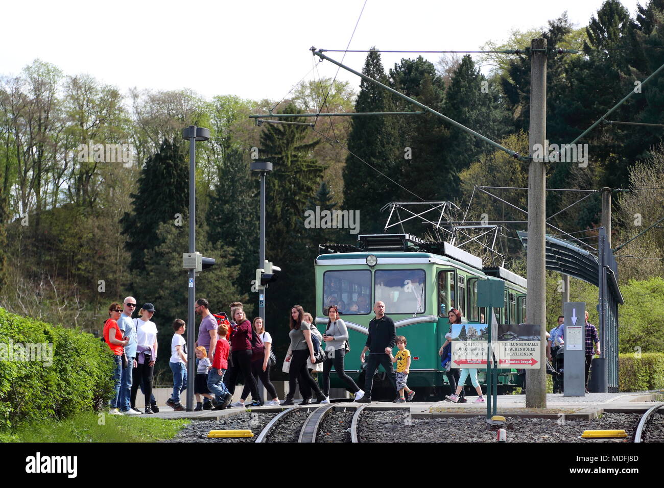 Die Drachenfelsbahn ist heute eine elektrische Zahnradbahn Touristen, die an die Spitze des Drachenfels in der Nähe von Königswinter, Deutschland Stockfoto