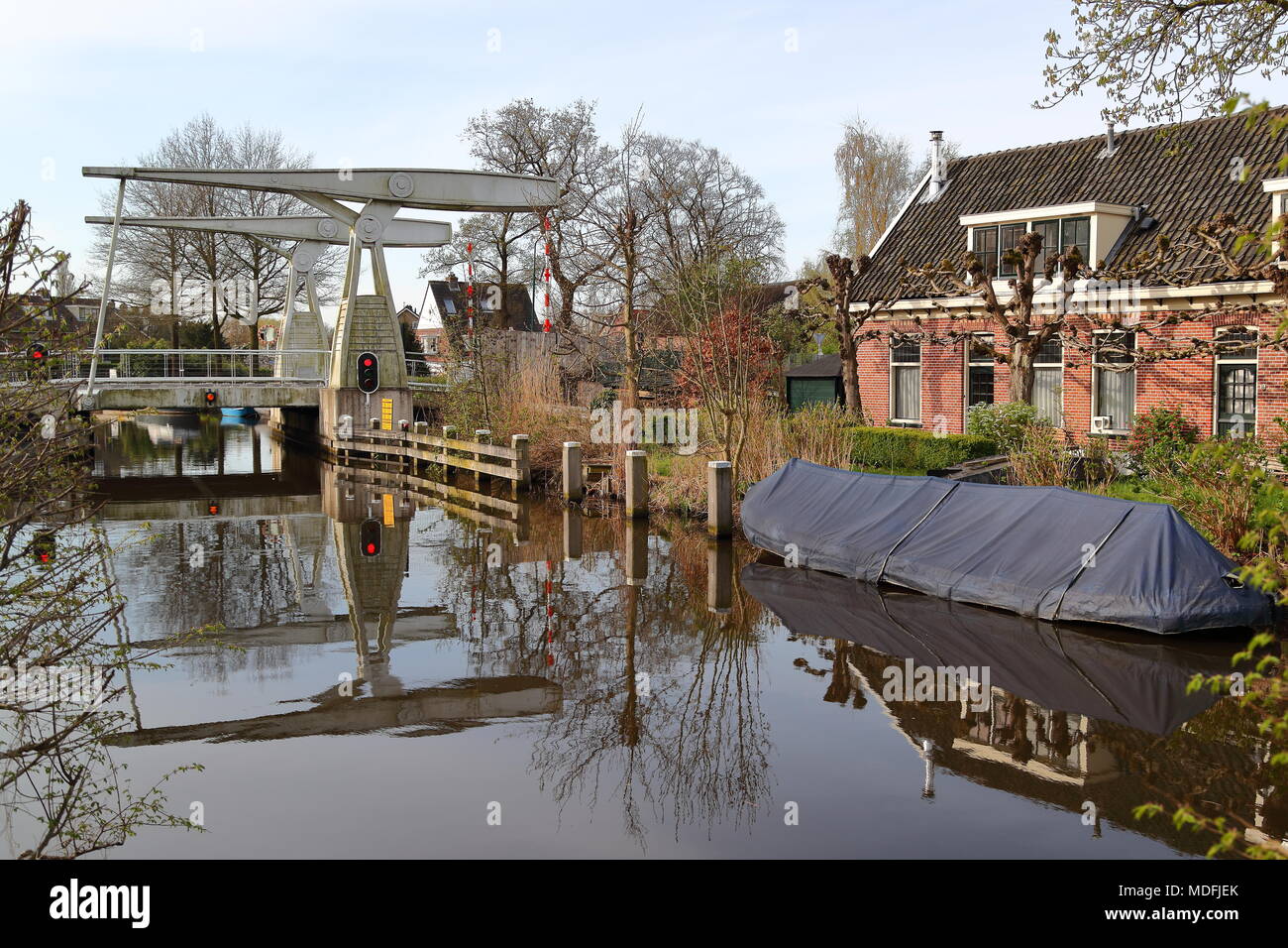 Kanäle, die Wasserwege in der kleinen Ortschaft Abcoude, Niederlande Stockfoto