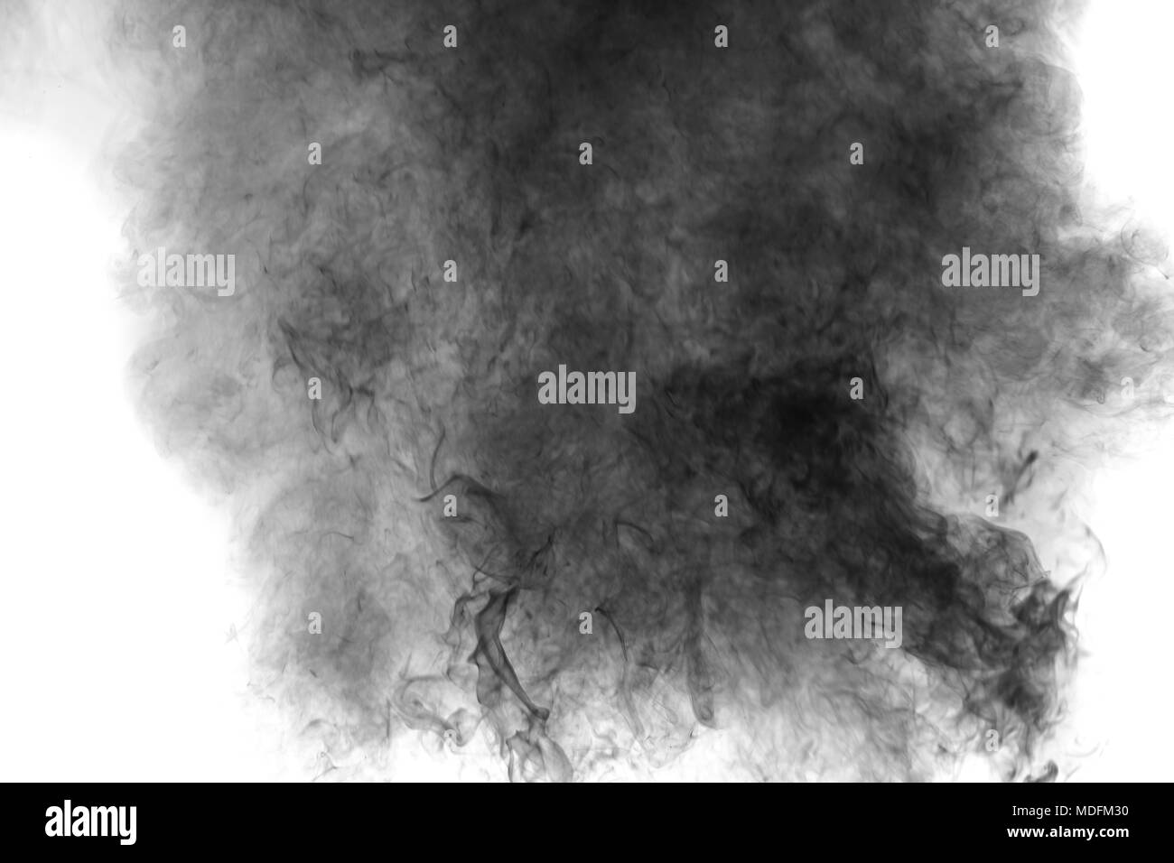 Zusammenfassung von schwarzen Rauch auf weißem Hintergrund. Abstrakte smog Hintergrund. Stockfoto