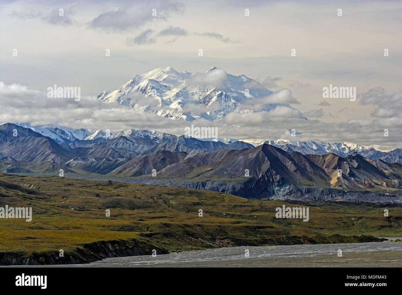 Die schneebedeckten Denali spähen Durch die Wolken in der Nähe von eielson im Denali Nationalpark in Alaska Stockfoto