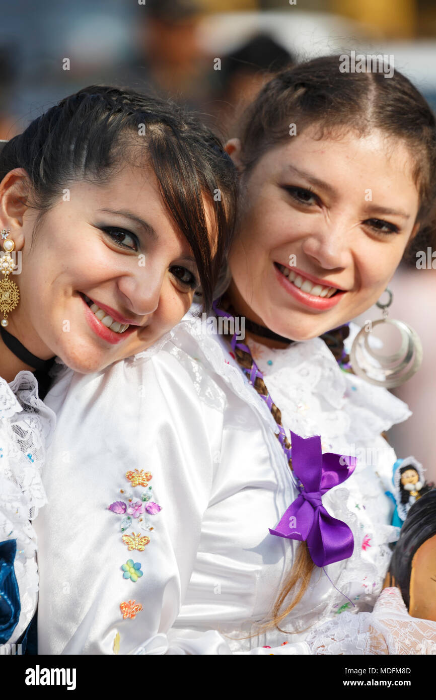 Frauen in Tracht feiert Fest der Virgen del Carmen de Paucartambo (Cusco Provinz), in der Nähe von Plaza de Armas in Lima, Peru Stockfoto