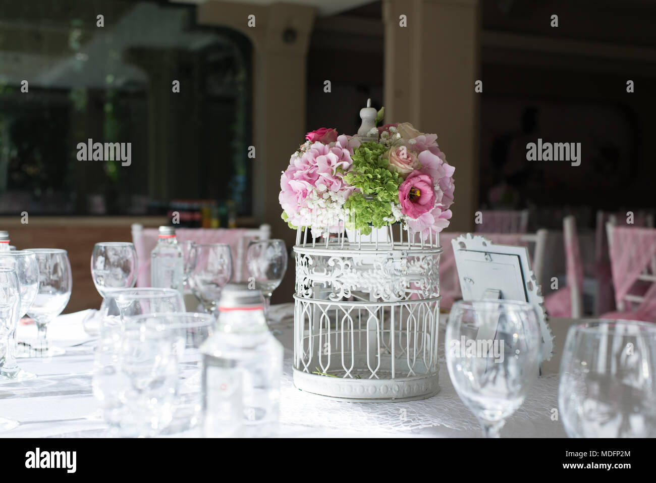 Florale Mittelstück auf einem Tisch Stockfoto