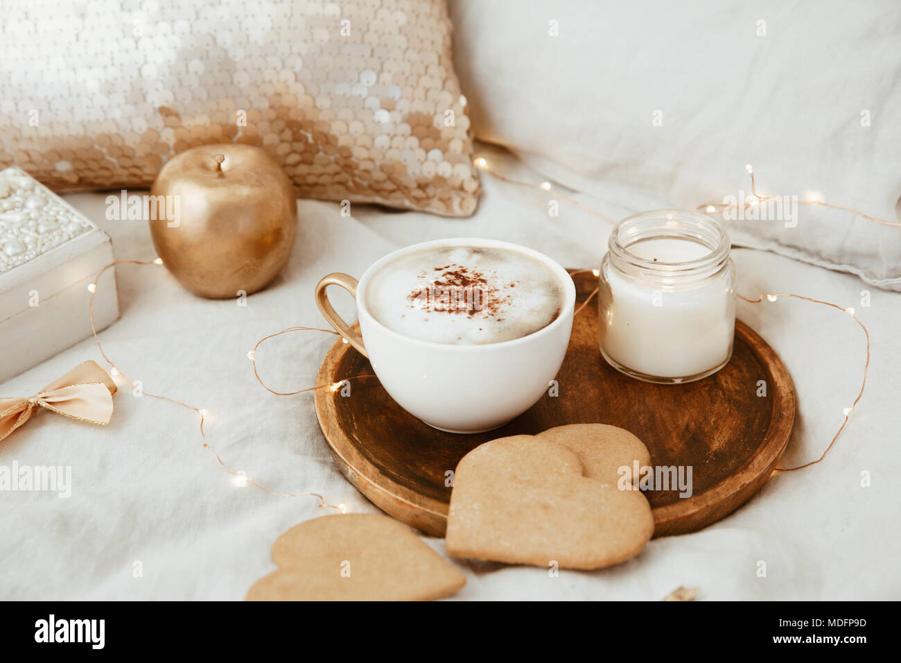 Kaffee und Kekse in Herzform Stockfoto
