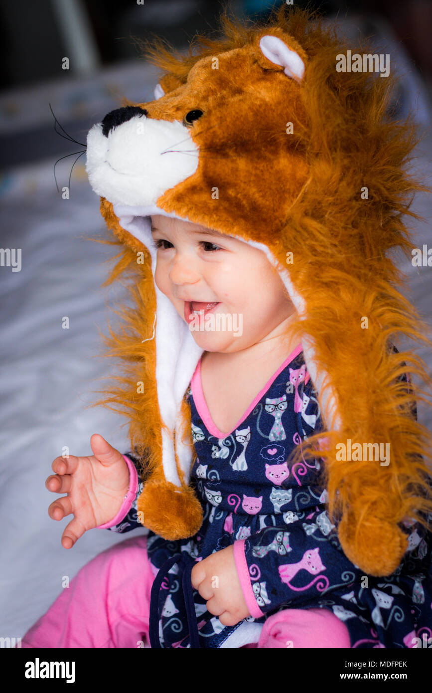 Porträt eines lächelnden Mädchen tragen ein Tier hat Stockfoto